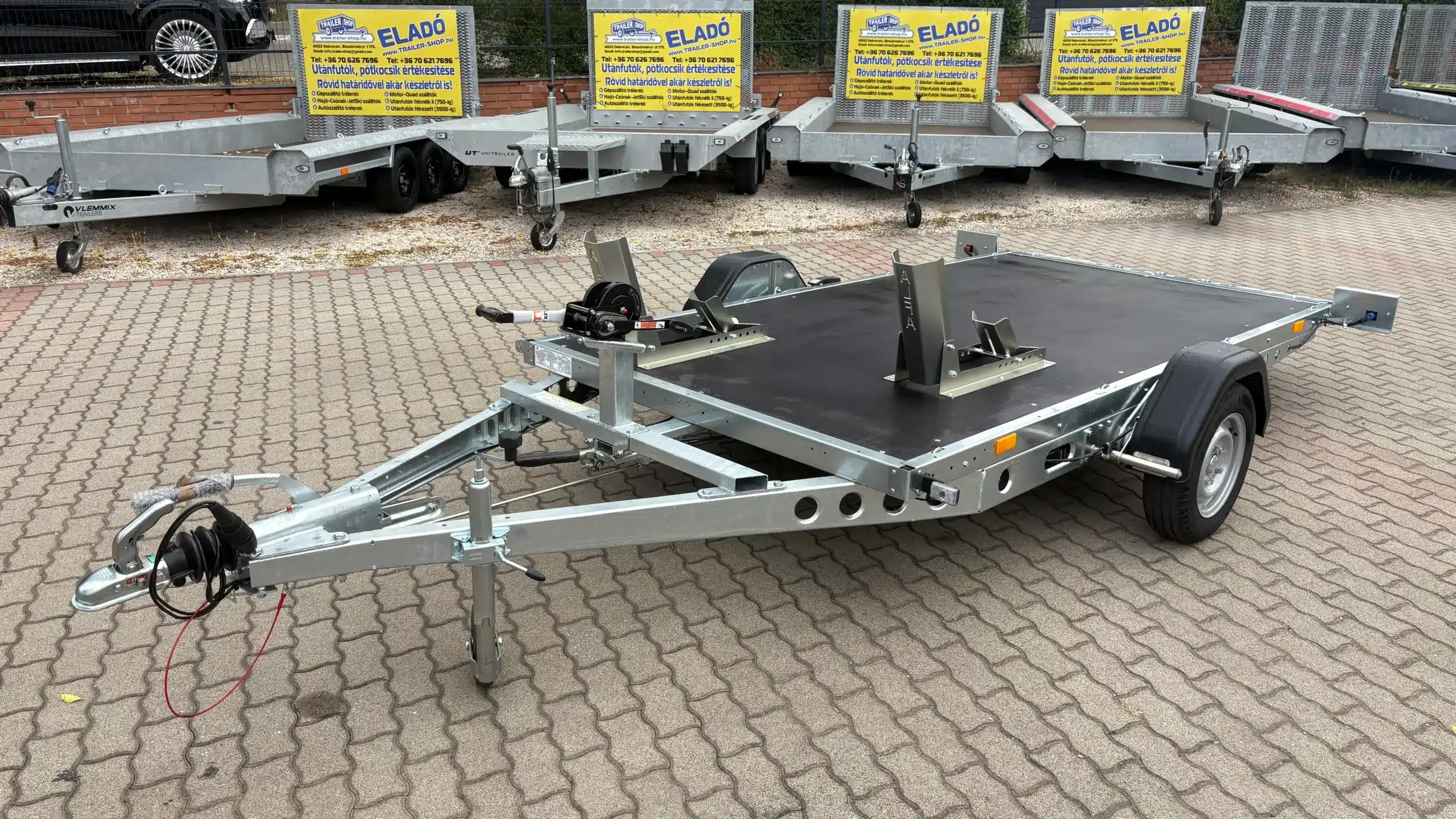 ALFA-B 23016MP.130SC egytengelyes, 3,0×1,6m méretű, 1300kg, fékezett, mellsőkerekes, uniplatós, síkplatós, süllyeszthető utánfutó