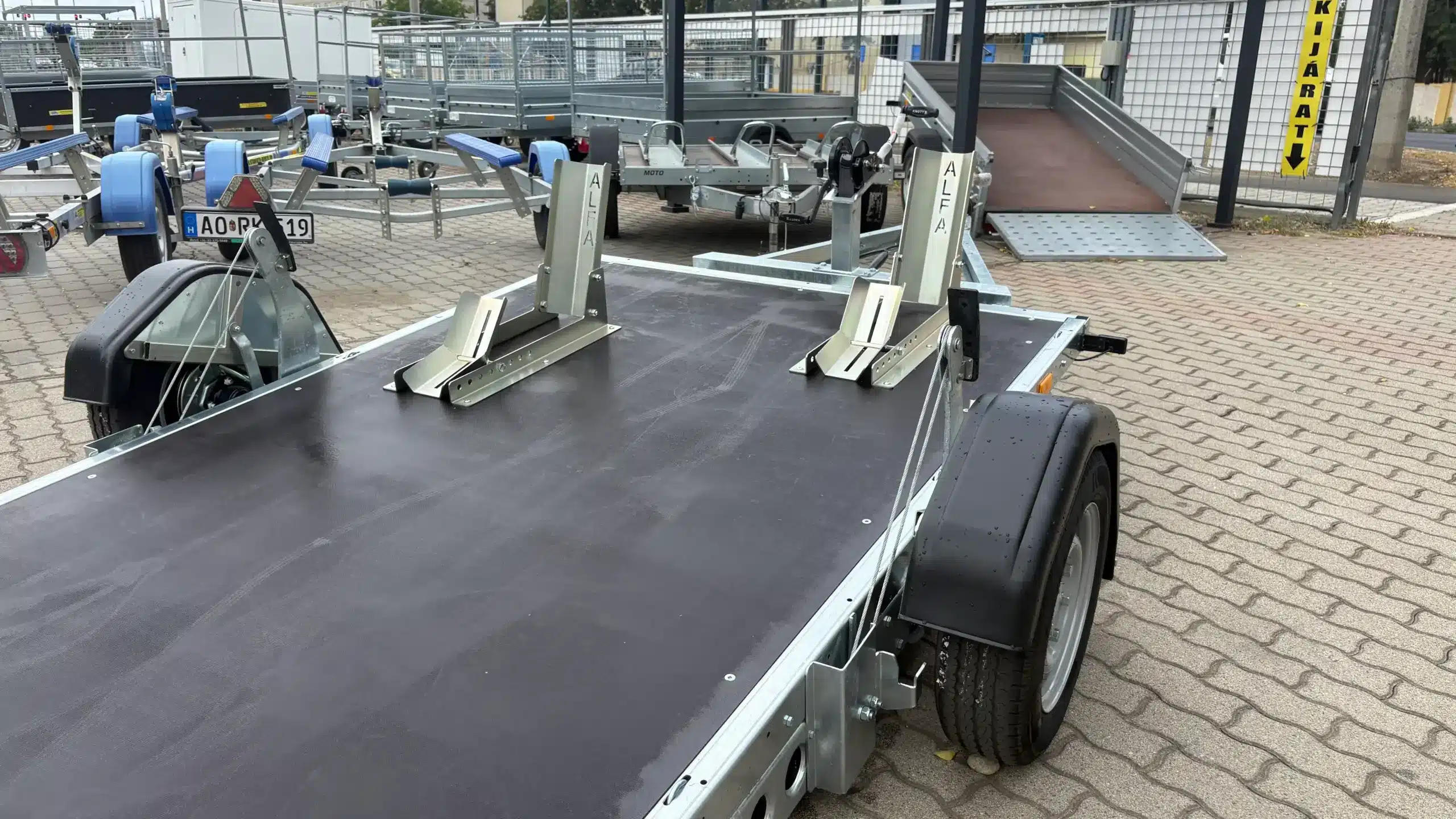 ALFA-B 23016MP.130SC egytengelyes, 3,0×1,6m méretű, 1300kg, fékezett, mellsőkerekes, uniplatós, síkplatós, süllyeszthető utánfutó