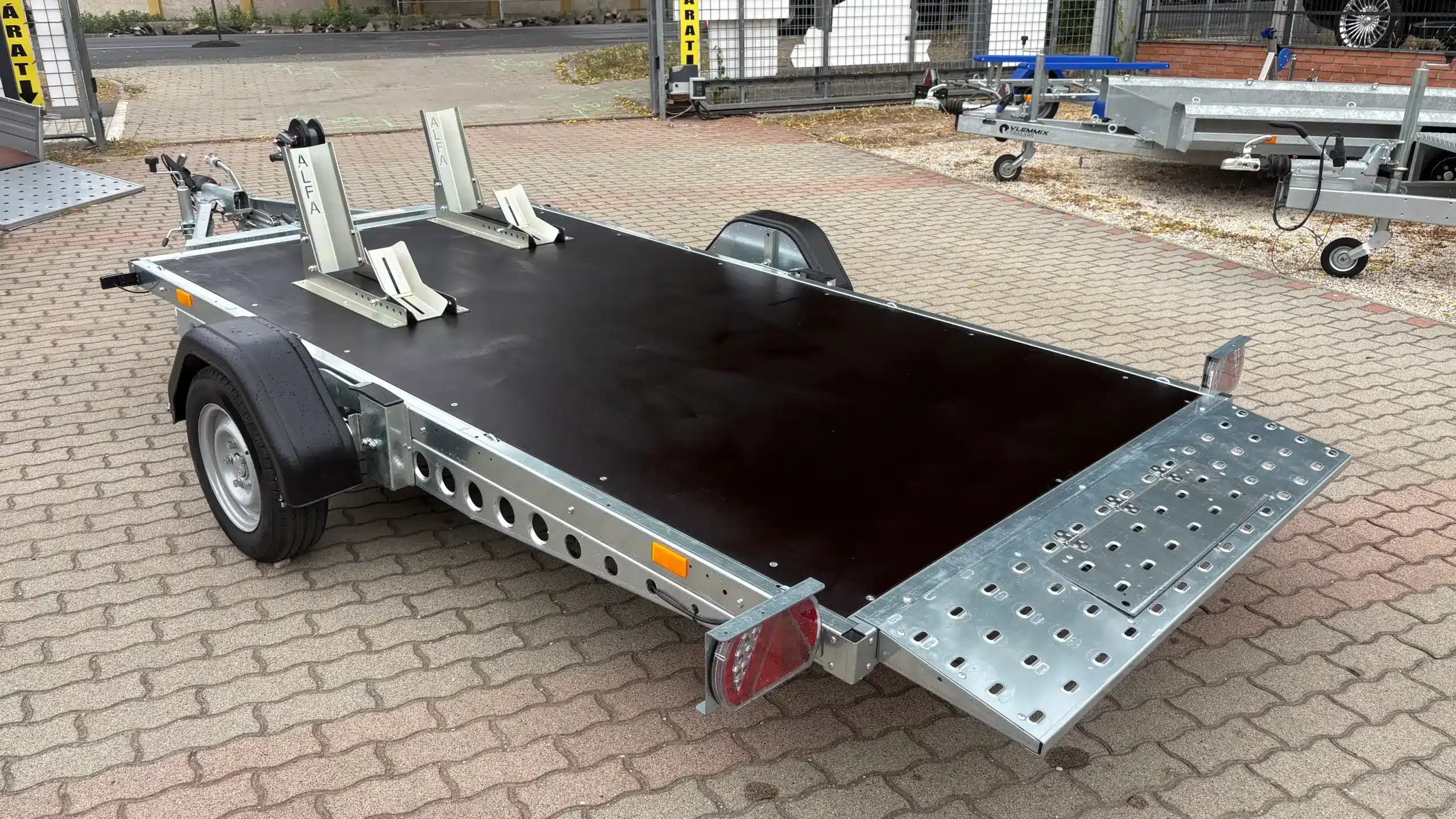ALFA-B 23016MP.130SC egytengelyes, 3,0×1,6m méretű, 1300kg, fékezett, mellsőkerekes, uniplatós, síkplatós, süllyeszthető utánfutó