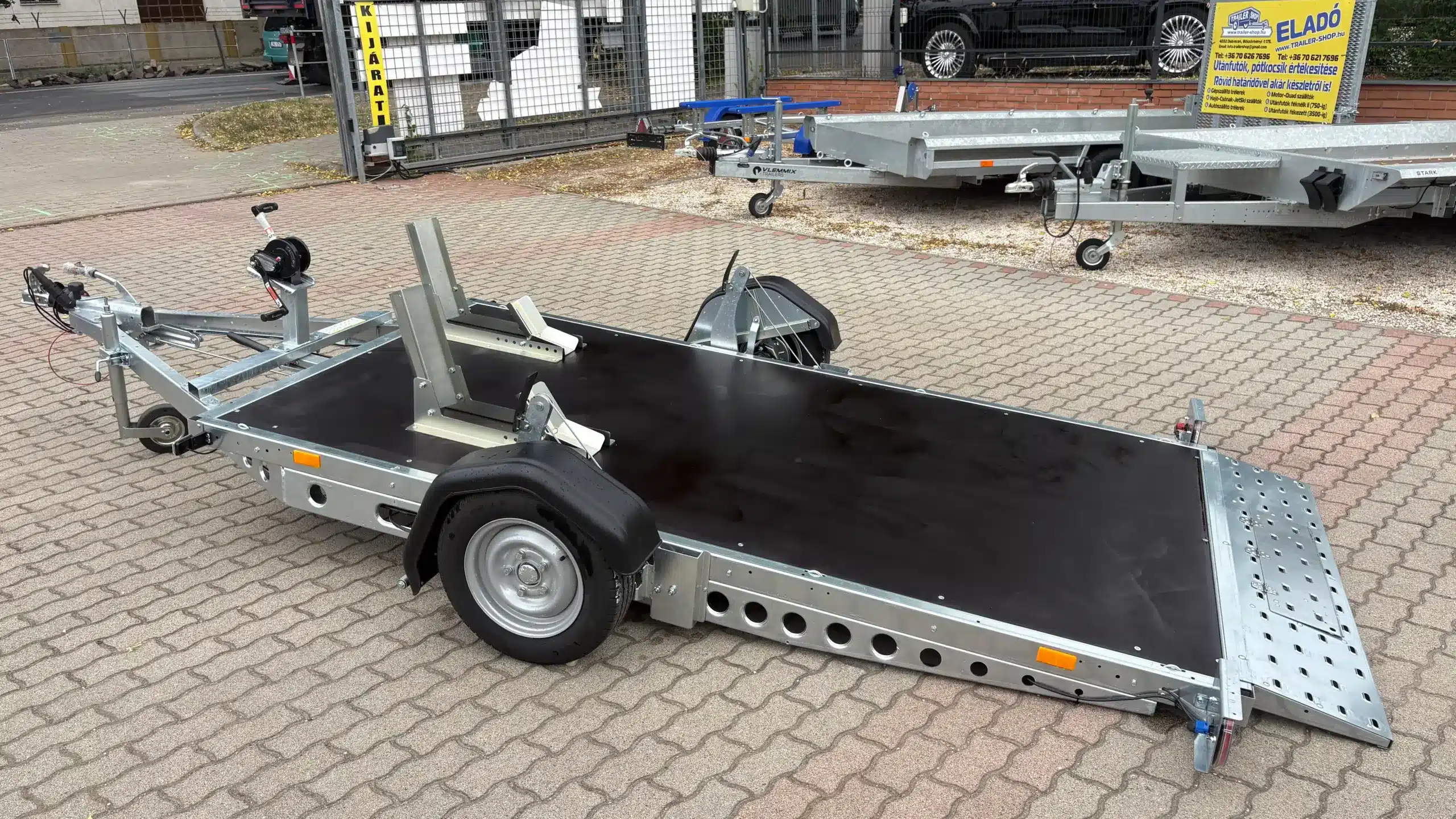 ALFA-B 23016MP.130SC egytengelyes, 3,0×1,6m méretű, 1300kg, fékezett, mellsőkerekes, uniplatós, síkplatós, süllyeszthető utánfutó