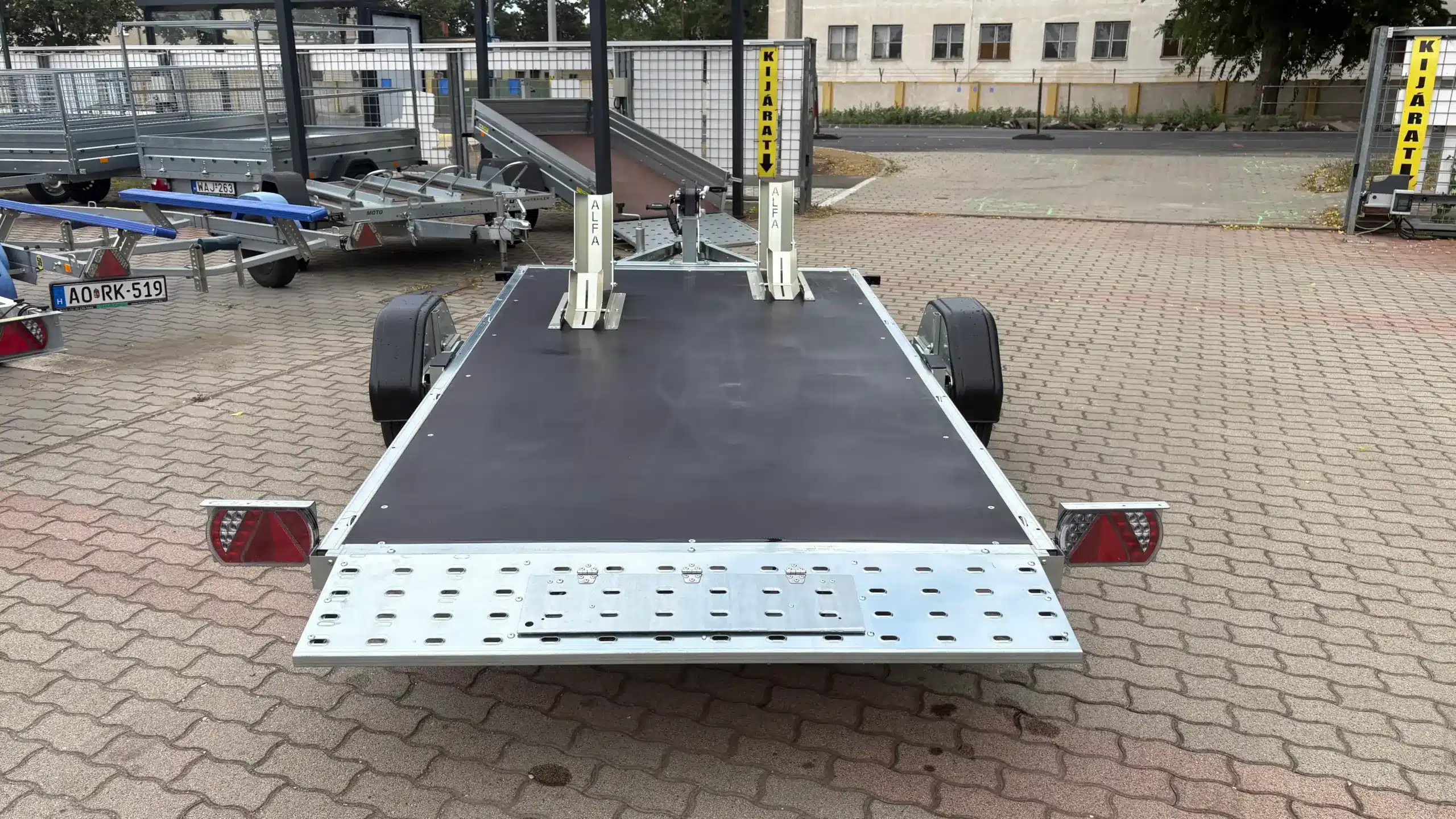 ALFA-B 23016MP.130SC egytengelyes, 3,0×1,6m méretű, 1300kg, fékezett, mellsőkerekes, uniplatós, síkplatós, süllyeszthető utánfutó