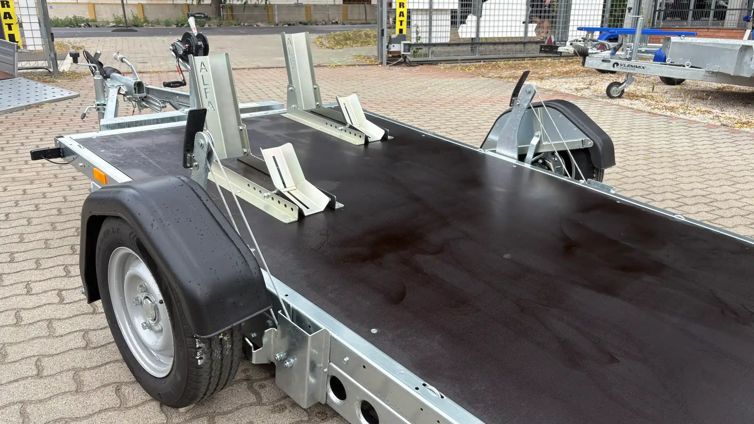 ALFA-B 23016MP.130SC egytengelyes, 3,0×1,6m méretű, 1300kg, fékezett, mellsőkerekes, uniplatós, síkplatós, süllyeszthető utánfutó