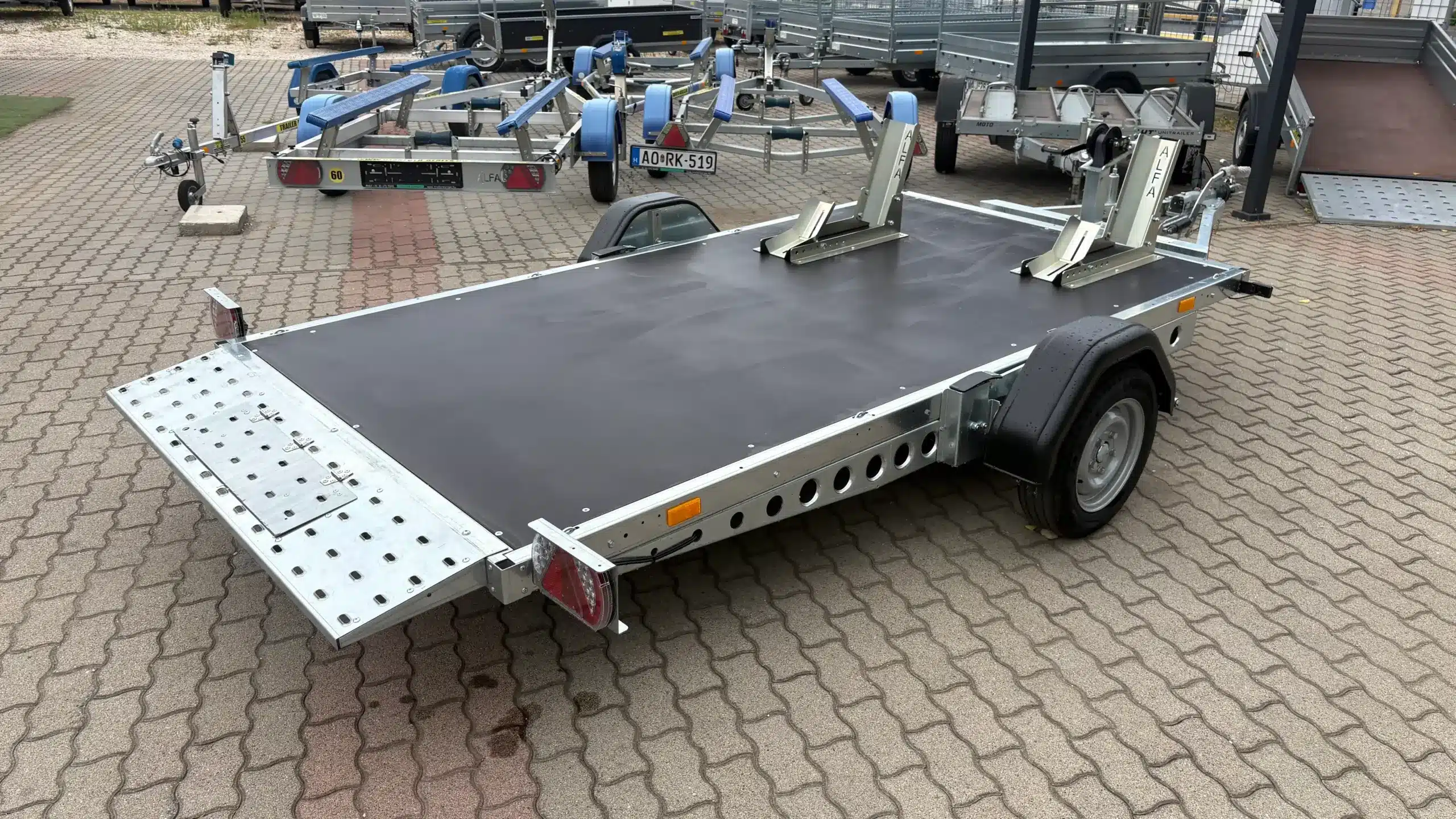 ALFA-B 23016MP.130SC egytengelyes, 3,0×1,6m méretű, 1300kg, fékezett, mellsőkerekes, uniplatós, síkplatós, süllyeszthető utánfutó