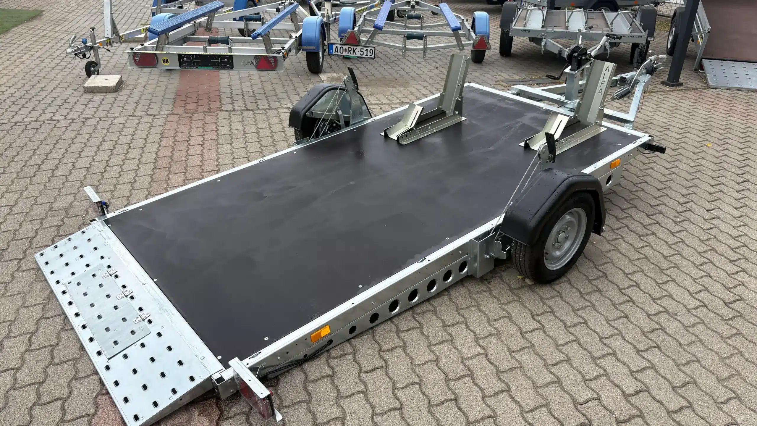 ALFA-B 23016MP.130SC egytengelyes, 3,0×1,6m méretű, 1300kg, fékezett, mellsőkerekes, uniplatós, síkplatós, süllyeszthető utánfutó