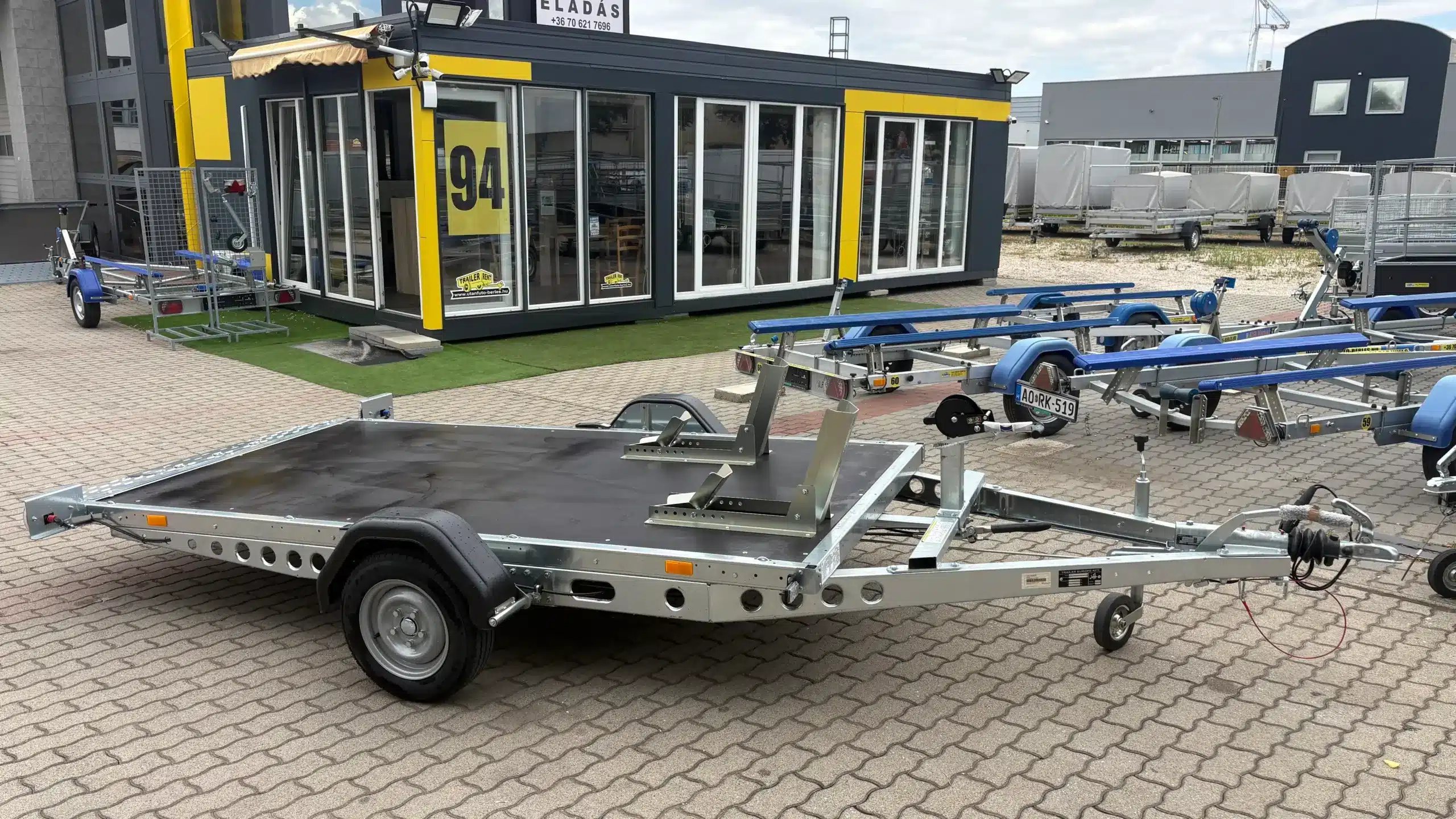 ALFA-B 23016MP.130SC egytengelyes, 3,0×1,6m méretű, 1300kg, fékezett, mellsőkerekes, uniplatós, síkplatós, süllyeszthető utánfutó
