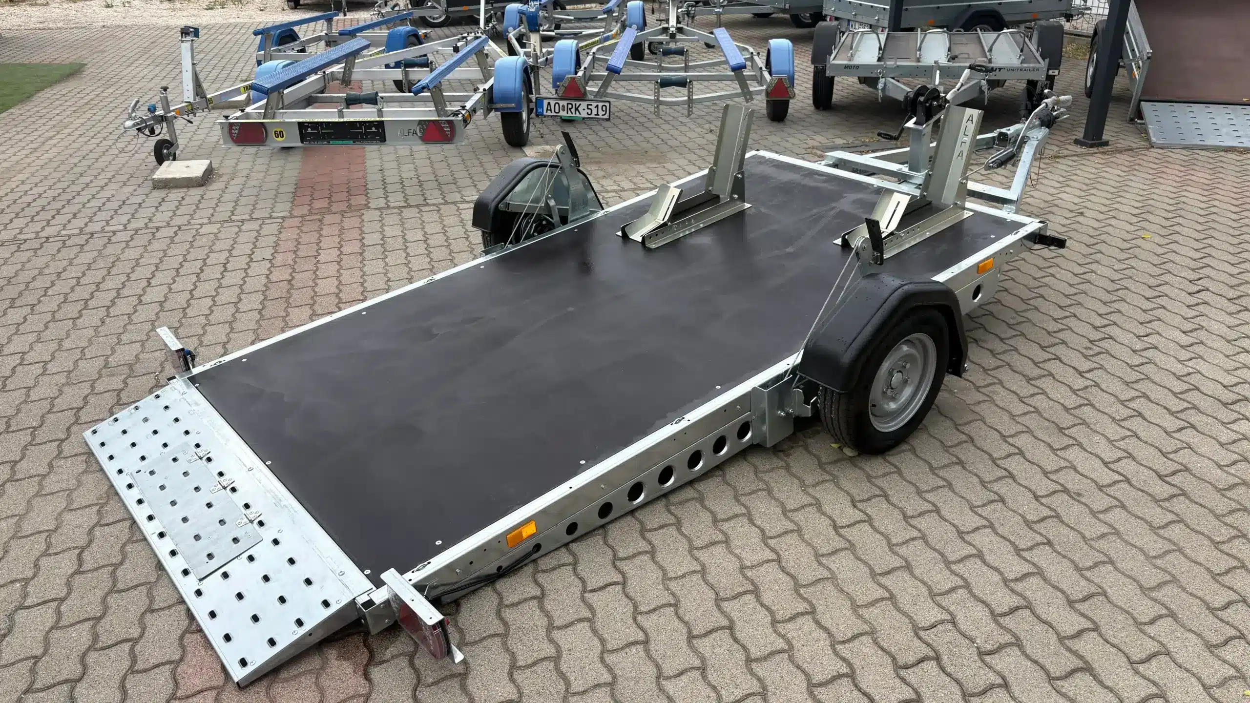 ALFA-B 23016MP.130SC egytengelyes, 3,0×1,6m méretű, 1300kg, fékezett, mellsőkerekes, uniplatós, síkplatós, süllyeszthető utánfutó