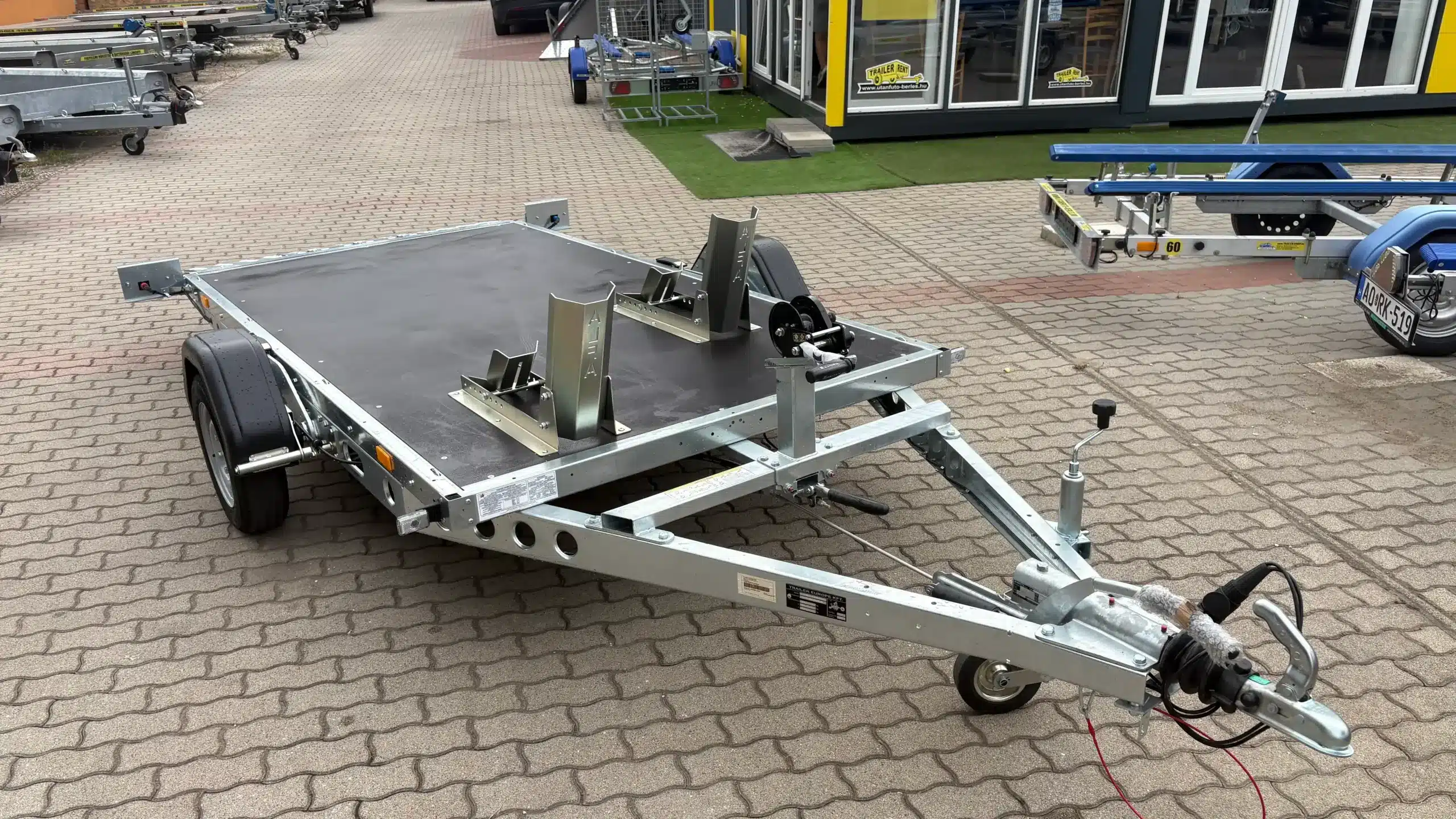 ALFA-B 23016MP.130SC egytengelyes, 3,0×1,6m méretű, 1300kg, fékezett, mellsőkerekes, uniplatós, síkplatós, süllyeszthető utánfutó