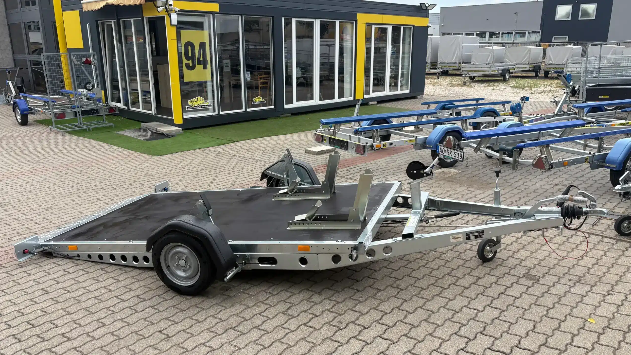 ALFA-B 23016MP.130SC egytengelyes, 3,0×1,6m méretű, 1300kg, fékezett, mellsőkerekes, uniplatós, síkplatós, süllyeszthető utánfutó