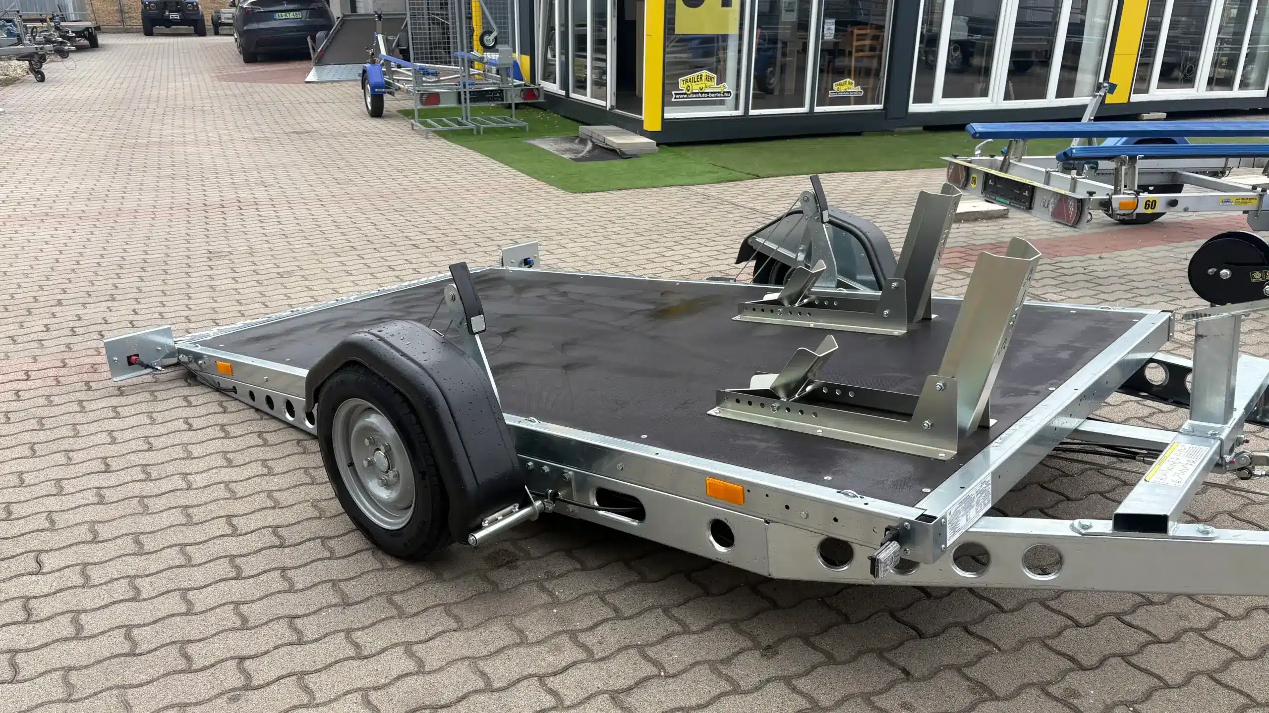 ALFA-B 23016MP.130SC egytengelyes, 3,0×1,6m méretű, 1300kg, fékezett, mellsőkerekes, uniplatós, síkplatós, süllyeszthető utánfutó