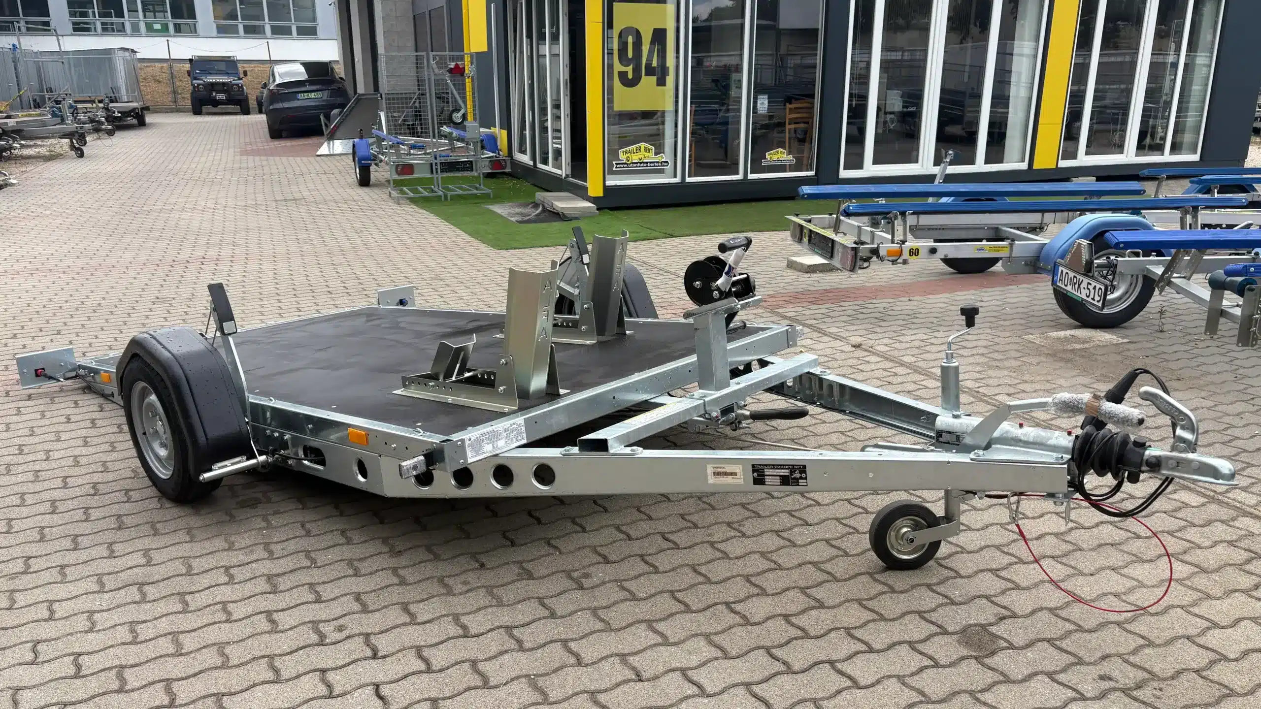 ALFA-B 23016MP.130SC egytengelyes, 3,0×1,6m méretű, 1300kg, fékezett, mellsőkerekes, uniplatós, síkplatós, süllyeszthető utánfutó