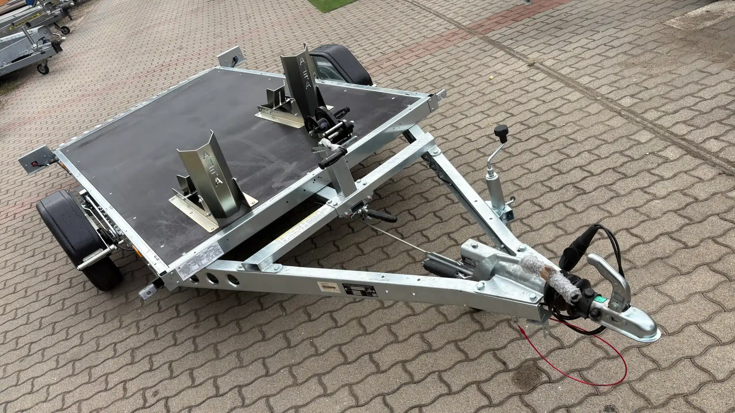 ALFA-B 23016MP.130SC egytengelyes, 3,0×1,6m méretű, 1300kg, fékezett, mellsőkerekes, uniplatós, síkplatós, süllyeszthető utánfutó